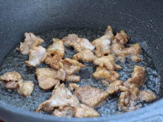 芹菜木耳炒肉丝,锅中倒适量食用油烧热，下入腌制好的猪肉翻炒变色断生，盛出备用。