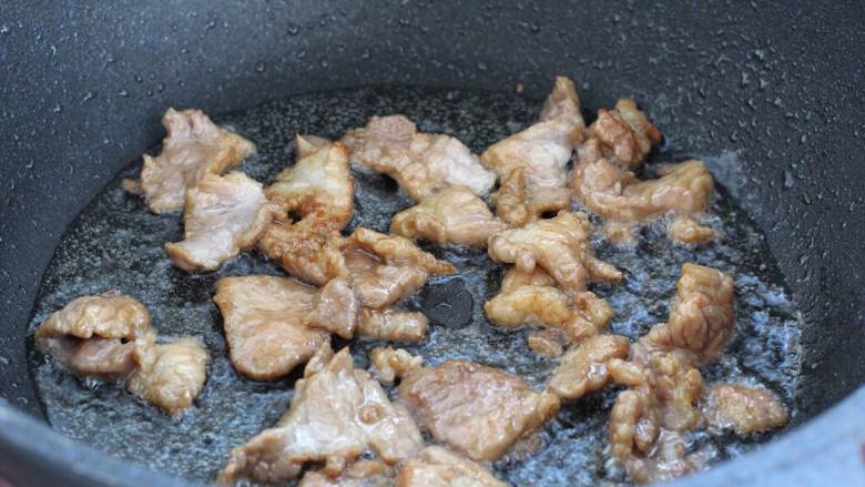 芹菜木耳炒肉丝,锅中倒适量食用油烧热，下入腌制好的猪肉翻炒变色断生，盛出备用。