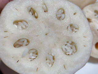 桂花糯米藕（香甜软糯）,莲藕在距离顶部1/3处切开，把浸泡好的糯米往藕孔里塞至8分满， 然后用牙签把塞好糯米的莲藕合拢用牙签固定好。