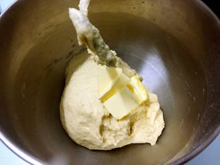 淡奶油小餐包,加入黄油，继续启动二档快速揉面10分钟