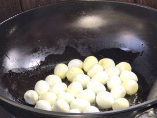 鹌鹑蛋红烧肉,再起锅热油，放入鹌鹑蛋，炸炒至表面焦黄成虎皮状