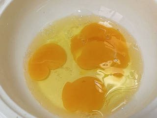 葱花炒鸡蛋,鸡蛋打入碗里备用