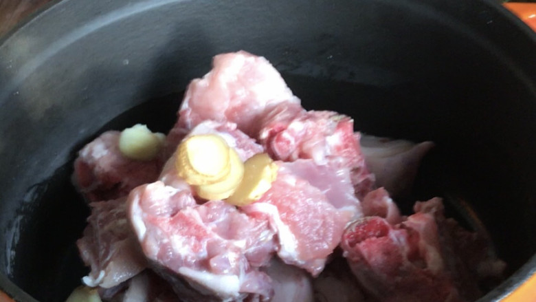 猪骨五花肉冬瓜汤,猪骨洗净沥水，加入汤锅中，加入姜片