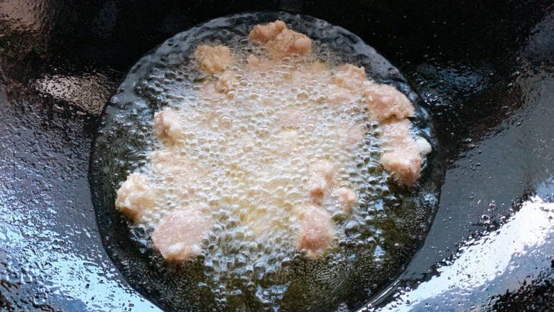 醋肉,而后猪肉同理加入锅中，小火炸，炸3分钟