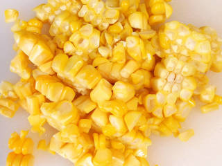 杂炒时蔬,将玉米粒切下来待用。