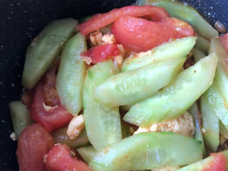 番茄黄瓜炒蛋,再翻炒片刻后即可出锅。