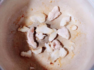 冬瓜瘦肉汤,先把肥肉片煎出油。
