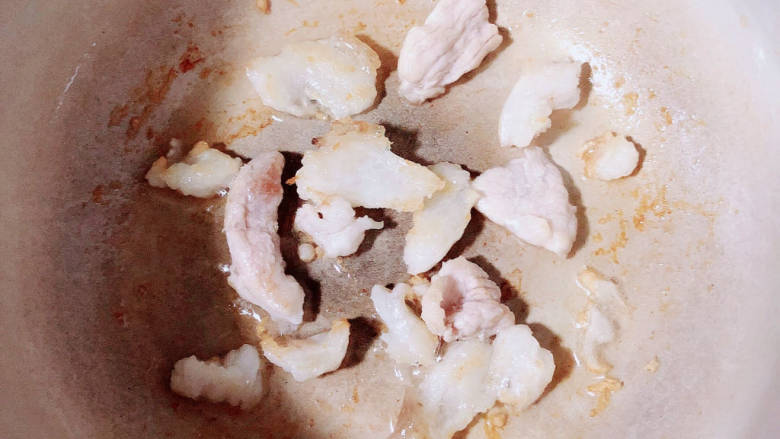 冬瓜瘦肉汤,先把肥肉片煎出油。