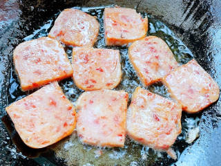 番茄午餐肉煎蛋乌冬面,午餐肉煎制两面微微变色即可这样吃起来口感更佳