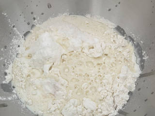 红糖面包,把面粉，糖，酵母，冰牛奶一起放入厨师机混合