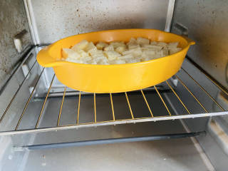 法式牛奶烤吐司,放入预热好的烤箱180度烤20分钟