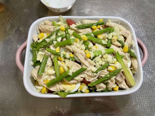 鸡胸肉蔬菜沙拉,随自己的喜好把各种蔬菜和鸡胸肉铺好装盘