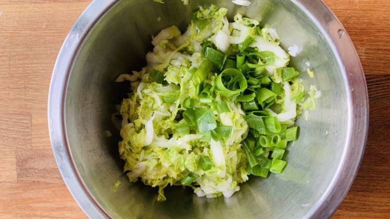 东北名菜咸菜炖豆,洗两遍搓出多余的水分