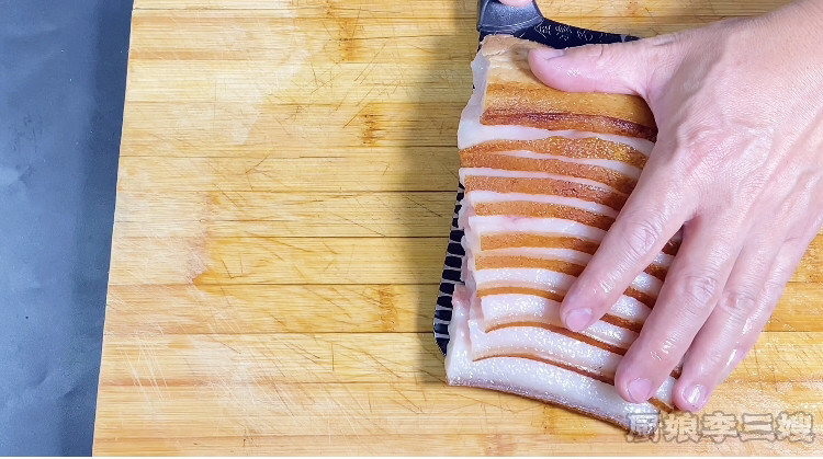 简单又好吃的梅菜扣肉的制作方法,捞出改刀切大片