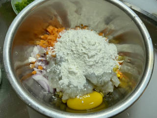 鲜虾蔬菜饼➕鲜虾洋葱胡萝卜玉米小饼,再加入一大勺面粉，少许清水，搅拌成比较稠的蔬菜糊