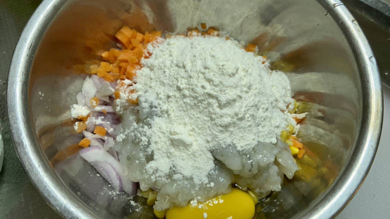 鲜虾蔬菜饼➕鲜虾洋葱胡萝卜玉米小饼,再加入一大勺面粉，少许清水，搅拌成比较稠的蔬菜糊