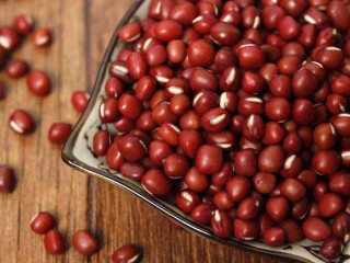 山药红豆糕,但今天要做红豆山药泥，红豆和山药一起食用可以滋养脾胃，我们先准备好红豆。