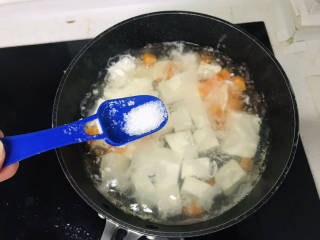 豆腐蛋花汤,加适量白糖提鲜；
