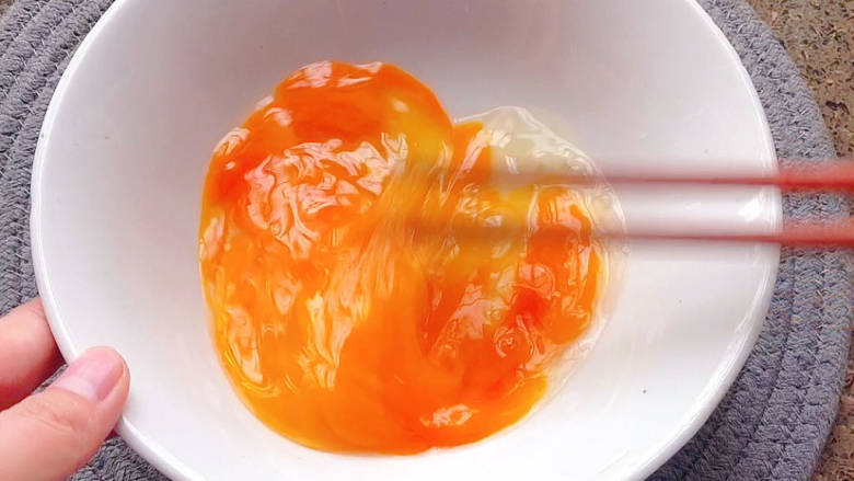 蟹棒蒸蛋,用筷子搅拌均匀