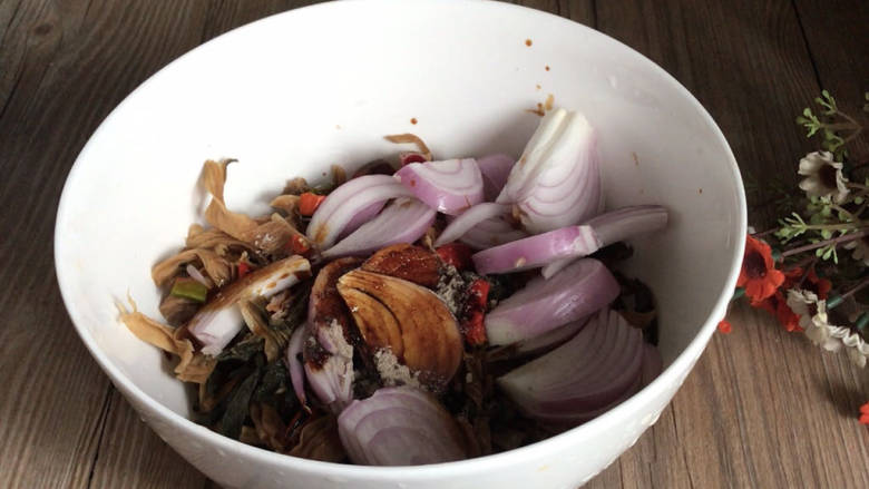 猪膀酿梅干菜,放入梅干菜中，加入我们生抽、老抽、胡椒粉拌匀腌制1小时左右