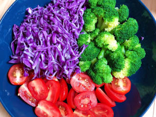 鸡胸肉蔬菜沙拉,准备些紫甘蓝、圣女果、捞出西兰花。