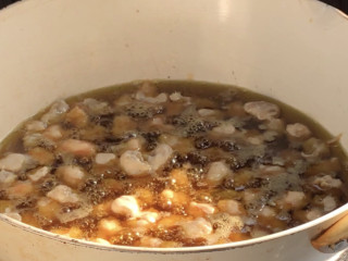 樱桃虾仁,起锅烧油至4成热，放入虾仁，定型后拌匀