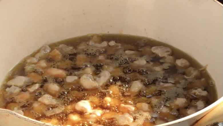 樱桃虾仁,起锅烧油至4成热，放入虾仁，定型后拌匀