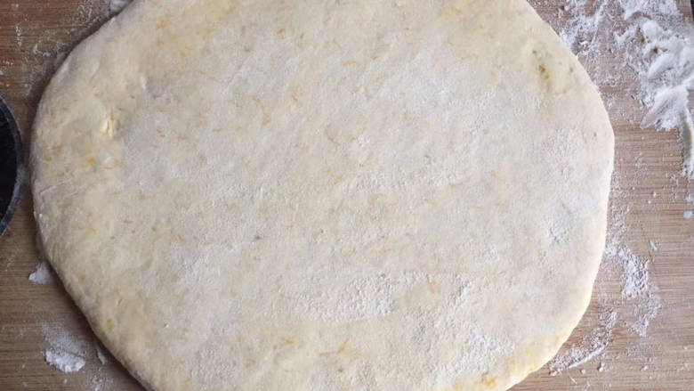 南瓜爱心饼,擀成0.5厘米圆饼状
