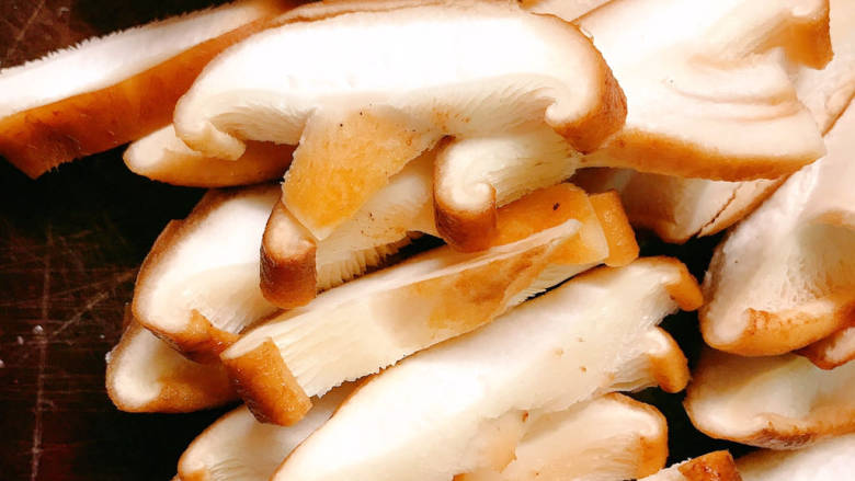 香菇板栗焖饭,切成厚片