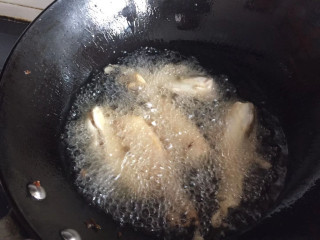 油炸小鱼,锅内多倒些油，八成热，将小鱼逐个下入