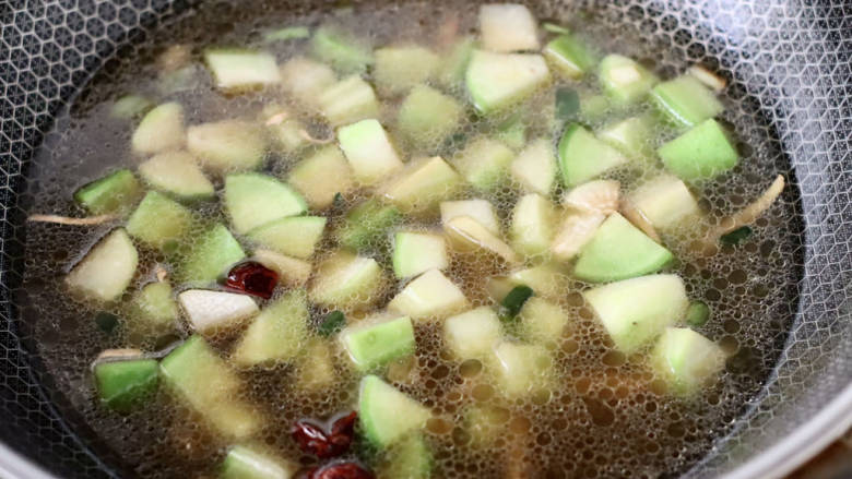 萝卜肉丸煲,翻炒均匀后，锅中倒入适量的清水。