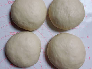 红糖面包,发好的面取出一半，揉匀排气，做成四个均匀的面团。