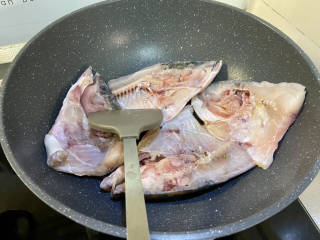 鱼头炖汤➕鱼头豆腐汤,厨房纸巾吸干鱼头表面水分，油烧热，下入鱼头，中火煎