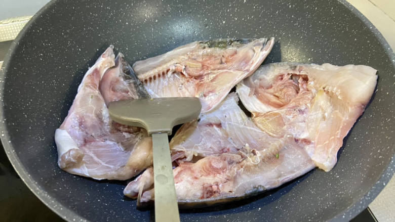 鱼头炖汤➕鱼头豆腐汤,厨房纸巾吸干鱼头表面水分，油烧热，下入鱼头，中火煎
