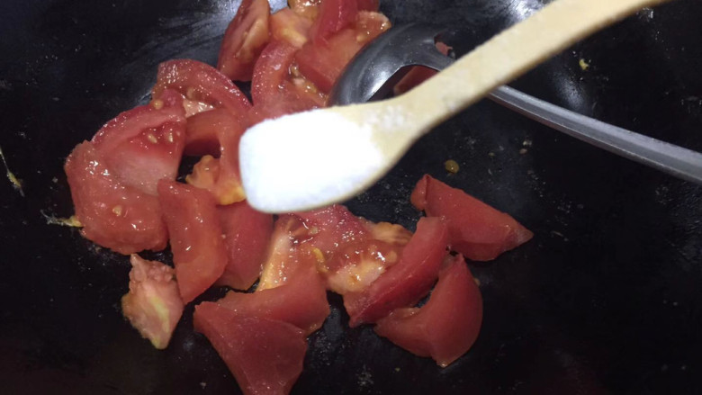 番茄鸡蛋盖浇面,锅内倒油，下入番茄翻炒，加入少许盐炒出汤汁