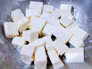 虾仁豆腐煲,干淀粉均匀的洒在嫩豆腐上