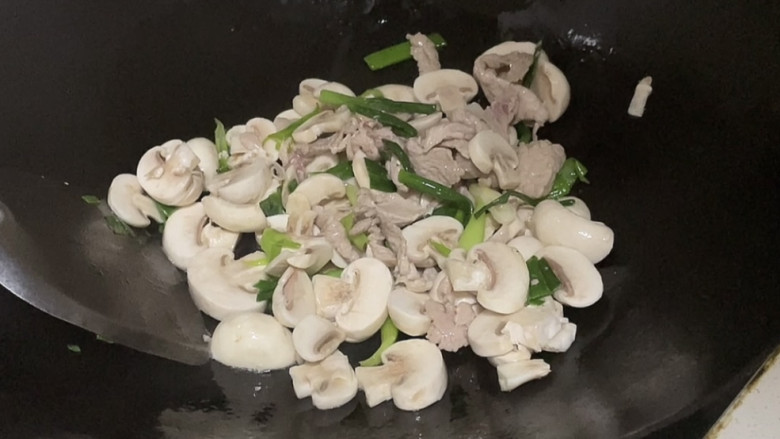 蘑菇炒肉片,炒至蘑菇熟透