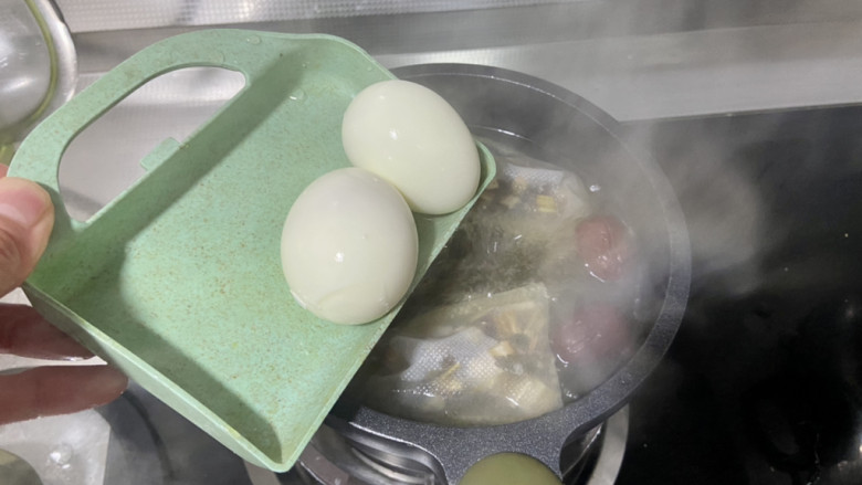 益母草鸡蛋汤,加入鸡蛋